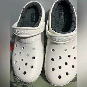 Croslite upper 
Slip-on with pivoting slingback strap
Men’s 9 Woman’s 11